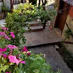 Kwatera prywatna Demeter Rose Stonehouse Pansion *