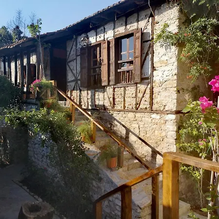 Homestay Demeter Rose Stonehouse Pansion