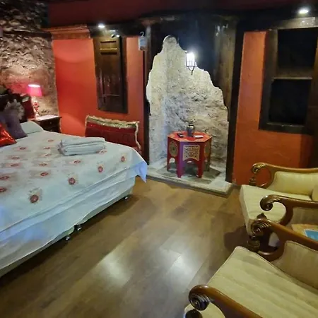 Homestay Demeter Rose Stonehouse Pansion