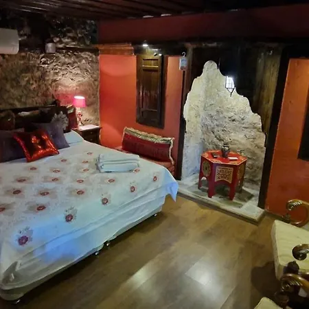 Homestay Demeter Rose Stonehouse Pansion *