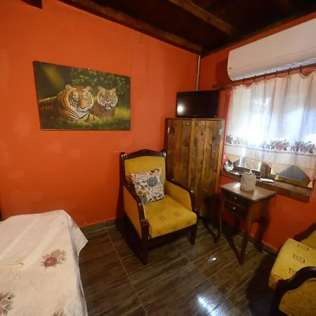 Demeter Rose Stonehouse Pansion *