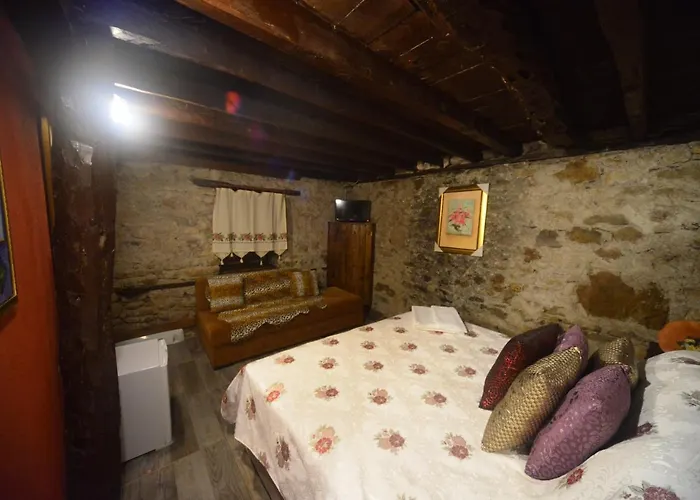 Demeter Rose Stonehouse Pansion *